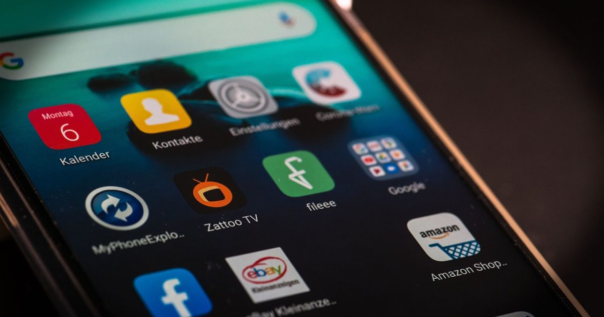 实时汇率 App 主界面在手机屏幕上展开，玫红渐变背景前浮动显示多组货币报价卡片，光线柔和，整体呈现简洁清爽的移动工具氛围
